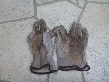 Durchgewetzte Handschuhe