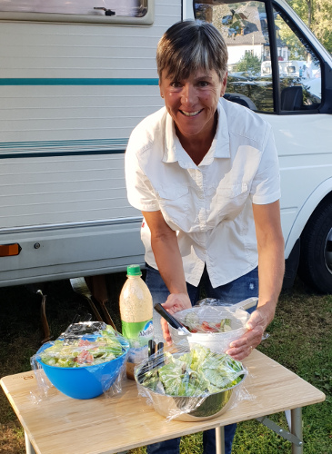 Henriette macht Salat